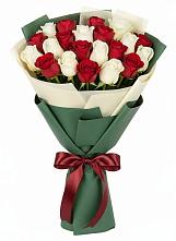 Букет Микс из красных и белых роз в Шелковской