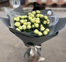 Букет Белые кустовые розы Солинеро в Шелковской