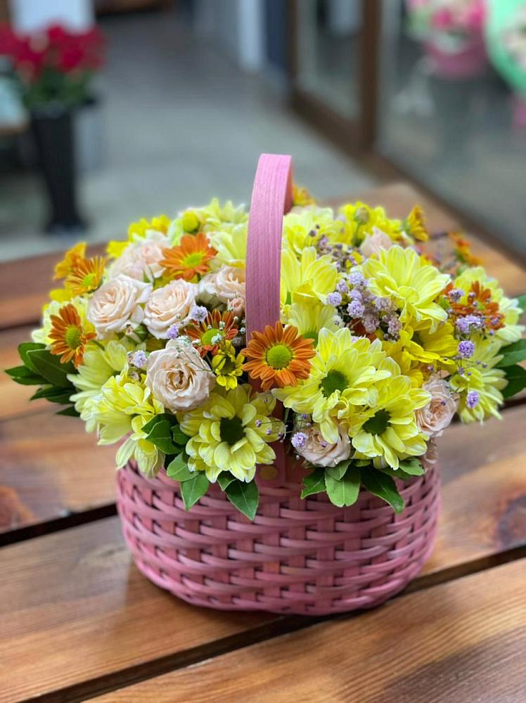 Цветочная композиция из Хризантемы и Розы в корзине в Шелковской