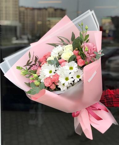 Букет цветов из: Розы, Лизиантусы и Хризантемы в Шелковской